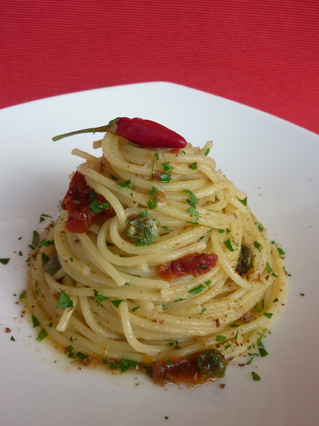 Spaghettoni Pomodorini del Piennolo e Colatura di alici di Cetara -  Specialità dalla Campania
